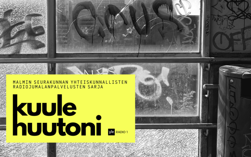 Mustavalkoinen kuva moniruutuisesta ikkunasta sekä keltaisella pohjalla teksti Kuule huutoni